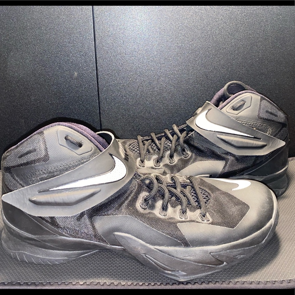 Men’s basketball shoes - LeBron Solider’s Black